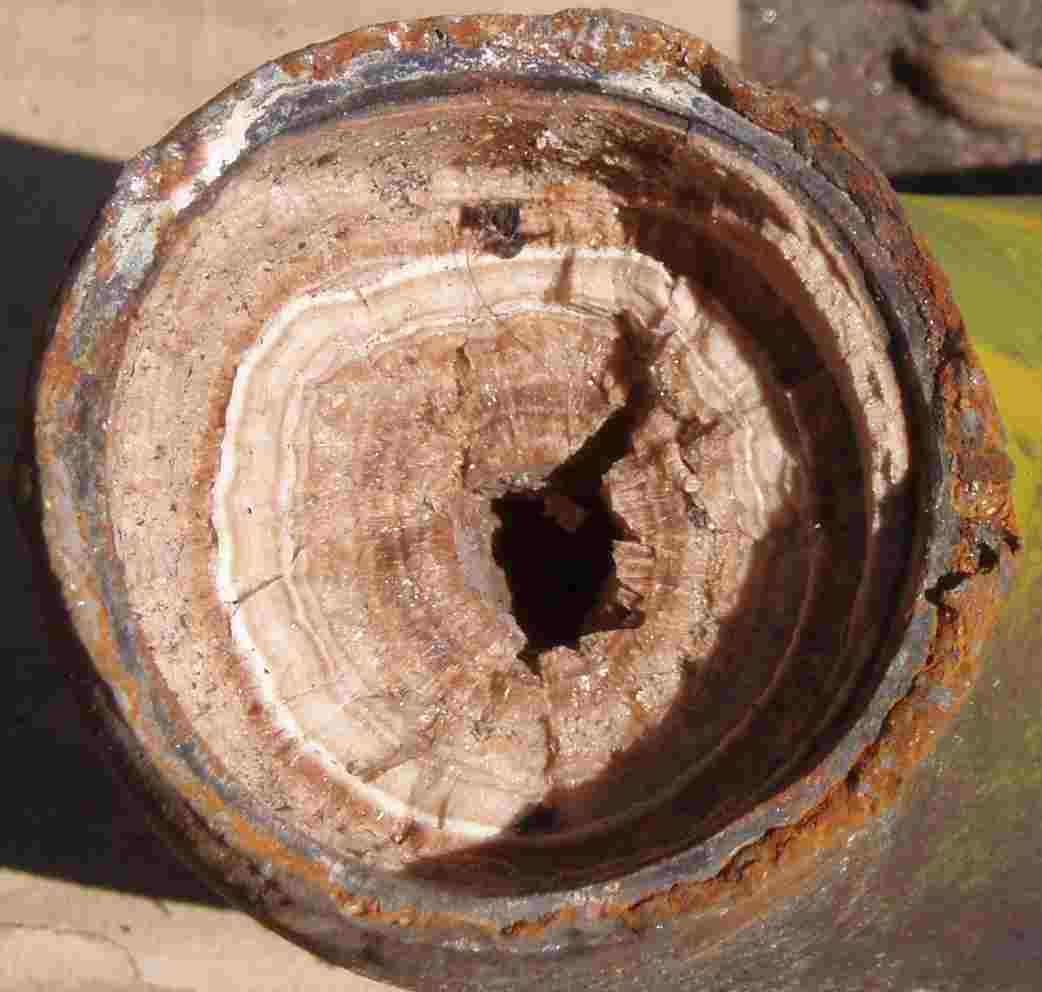 Protección antical para tuberías y dispositivos técnicos